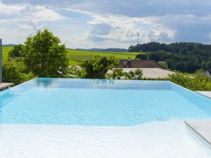 Infinity-Pool nahtloser Übergang zur Landschaft
