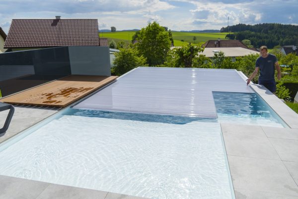 Überlaufpool mit Lamellenabdeckung