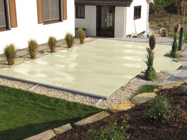 Robuste Rollabdeckung für Schwimmbad, schützt vor Schmutz und Wärmeverlust.