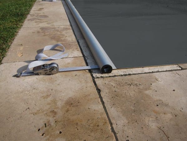 Rollabdeckung für Poolschutz und Energieeinsparung, einfache Handhabung, langlebiges Material.