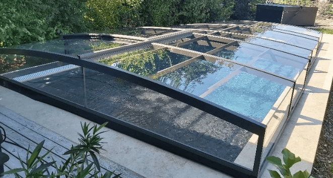 Poolabdeckung mit Glas, langlebig und sicher für Schwimmbäder.