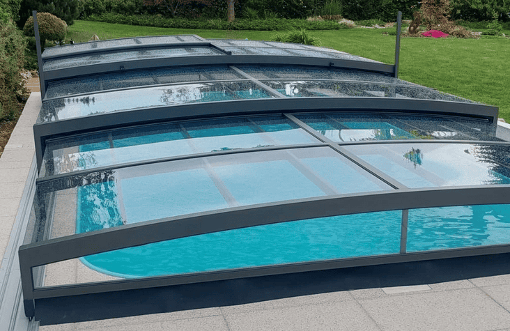 Modernes Hallenbad mit transparenter Glasabdeckung für ganzjährigen Badespaß.